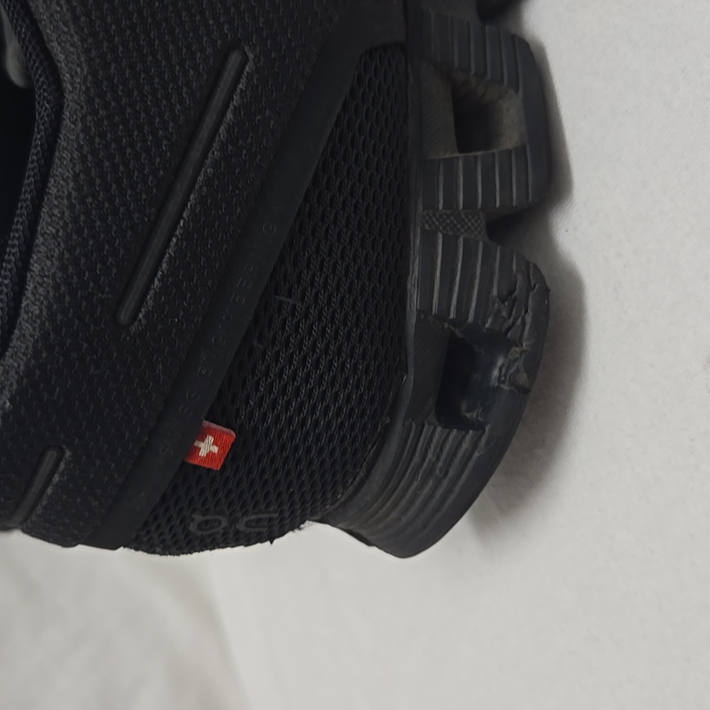 On Cloud 5 running shoe in the all-black color variant 7.5 - Picture 9 of 9